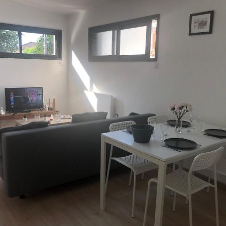 Appartement Paisible Proche Centre Ville Bron Esterno foto