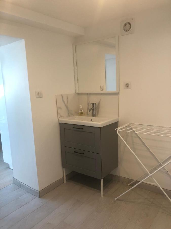 Appartement Paisible Proche Centre Ville Bron Esterno foto