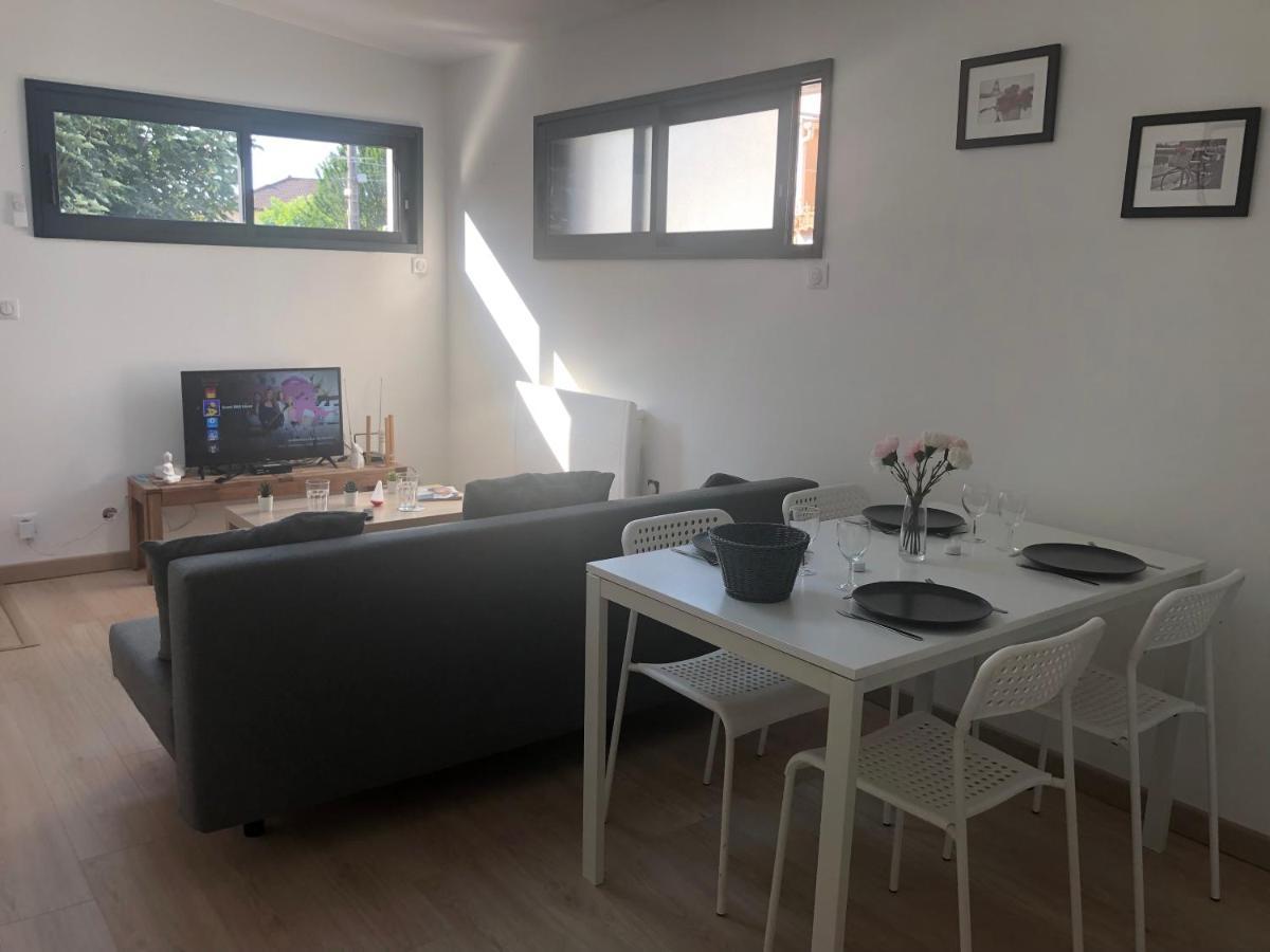 Appartement Paisible Proche Centre Ville Bron Esterno foto